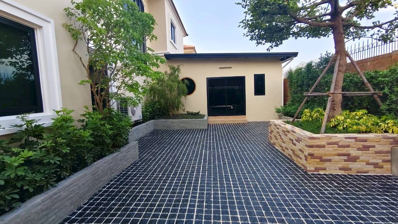 หินลูกเต๋าปูพื้น COBBLESTONE แบบแผ่นสำเร็จ MODERN DECOR ผิวธรรมชาติ ข้างตัดเรียบ โม่ลบมุม 50X50X3 ซม. หินธรรมชาติแกรนิตสีดำ ลายเรียงตรง_3